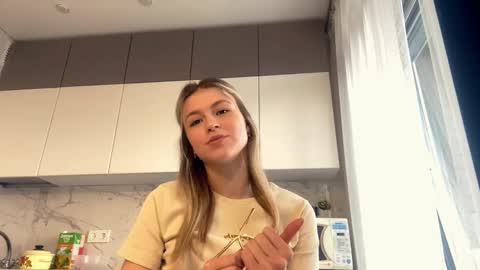 Snapshot of madelynschlee chatting on 03-18-26, 01:47 Kira online show from 03-18-26, 01:47