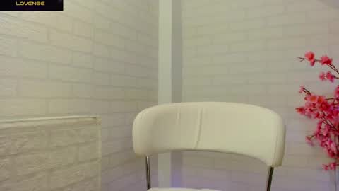 Snapshot of madlyn_dee chatting on 11-11-25, 08:31 Leena online show from 11-11-25, 08:31