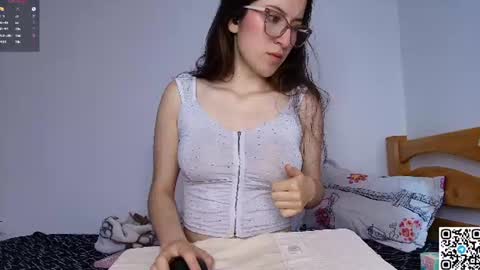 Snapshot of maeevry chatting on 07-20-26, 08:55 Emma online show from 07-20-26, 08:55