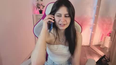 Snapshot of maeren chatting on 02-12-26, 12:33 Mia online show from 02-12-26, 12:33