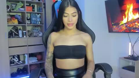 Snapshot of maeve_windsor chatting on 03-24-26, 01:21 Maeve online show from 03-24-26, 01:21