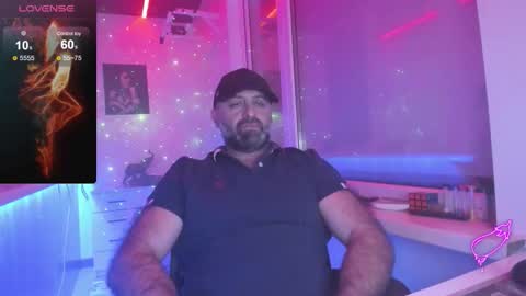 Snapshot of magabear chatting on 12-14-25, 08:24 Magabear online show from 12-14-25, 08:24