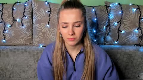 Snapshot of maggiecake chatting on 01-10-25, 02:04 Maggie online show from 01-10-25, 02:04