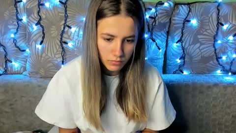 Snapshot of maggiecake chatting on 11-13-25, 04:00 Maggie online show from 11-13-25, 04:00