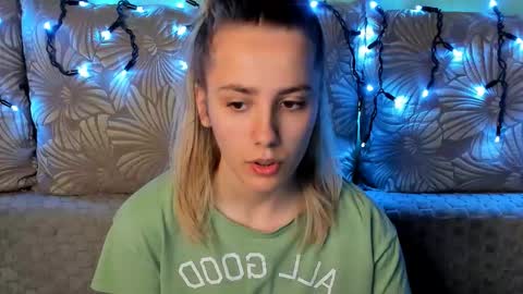 Snapshot of maggiecake chatting on 12-14-25, 01:33 Maggie online show from 12-14-25, 01:33