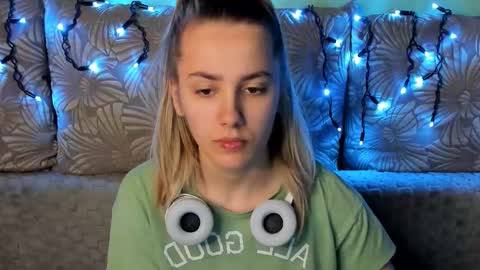 Snapshot of maggiecake chatting on 12-15-25, 03:00 Maggie online show from 12-15-25, 03:00