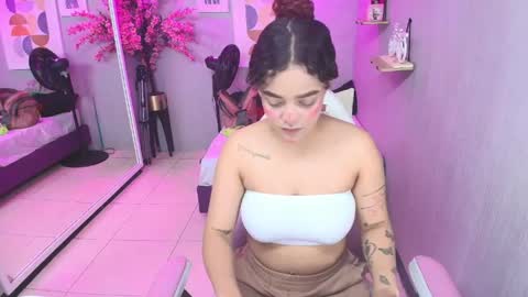 Snapshot of maggy_t18 chatting on 05-21-26, 03:35 Maggy online show from 05-21-26, 03:35