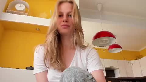 Snapshot of magic_couple13 chatting on 07-27-26, 01:40 Alice online show from 07-27-26, 01:40