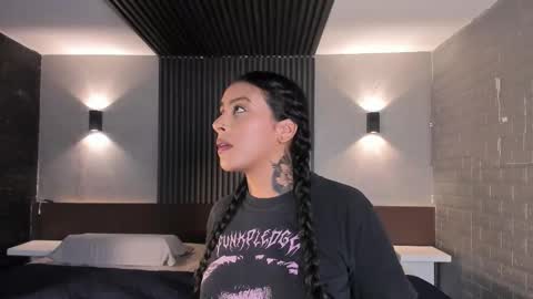 Snapshot of magic_marg chatting on 10-13-25, 08:53 Marge online show from 10-13-25, 08:53