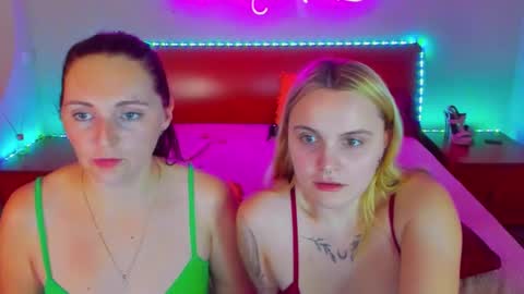Snapshot of magiceyess chatting on 12-13-24, 05:21 Lili and Bella online show from 12-13-24, 05:21