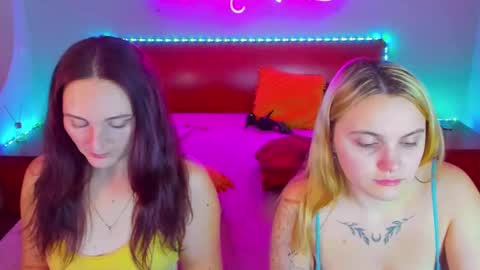 Snapshot of magiceyess chatting on 12-14-24, 07:40 Lili and Bella online show from 12-14-24, 07:40