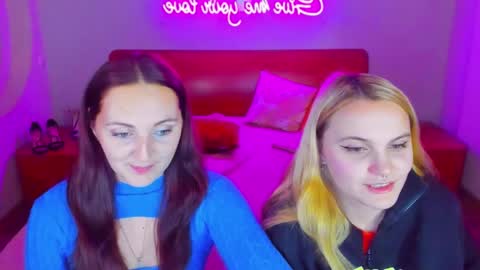 Snapshot of magiceyess chatting on 12-17-24, 09:07 Lili and Bella online show from 12-17-24, 09:07