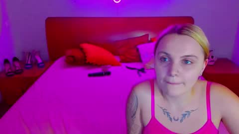 Snapshot of magiceyess chatting on 12-23-24, 07:17 Lili and Bella online show from 12-23-24, 07:17