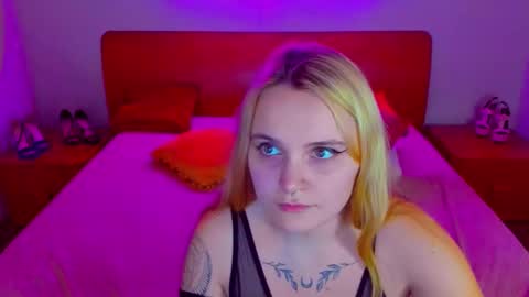 Snapshot of magiceyess chatting on 12-27-24, 11:06 Lili and Bella online show from 12-27-24, 11:06