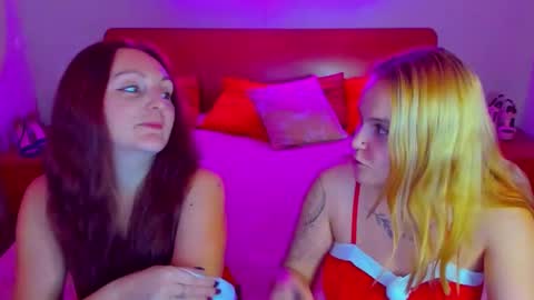 Snapshot of magiceyess chatting on 12-28-24, 12:13 Lili and Bella online show from 12-28-24, 12:13