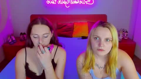 Snapshot of magiceyess chatting on 01-10-25, 10:06 Lili and Bella online show from 01-10-25, 10:06
