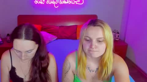 Snapshot of magiceyess chatting on 01-12-25, 10:12 Lili and Bella online show from 01-12-25, 10:12