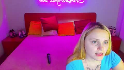 Snapshot of magiceyess chatting on 01-22-25, 10:18 Lili and Bella online show from 01-22-25, 10:18