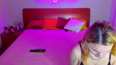 Snapshot of magiceyess chatting on 02-01-25, 06:54 Lili and Bella online show from 02-01-25, 06:54