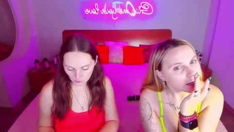 Snapshot of magiceyess chatting on 02-05-25, 07:39 Lili and Bella online show from 02-05-25, 07:39