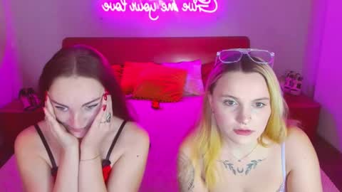 Snapshot of magiceyess chatting on 02-19-25, 07:28 Lili and Bella online show from 02-19-25, 07:28