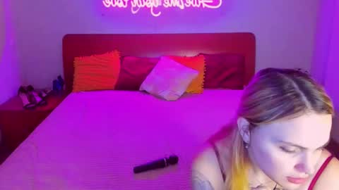 Snapshot of magiceyess chatting on 03-06-25, 07:14 Lili and Bella online show from 03-06-25, 07:14
