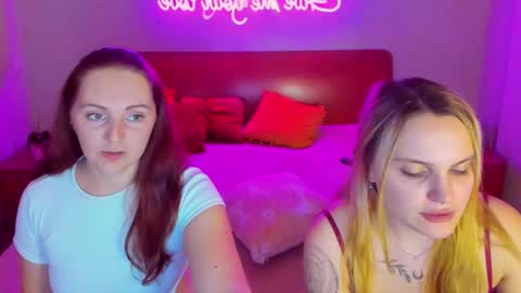 Snapshot of magiceyess chatting on 03-06-25, 10:30 Lili and Bella online show from 03-06-25, 10:30
