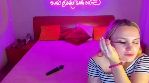 Snapshot of magiceyess chatting on 03-11-25, 07:15 Lili and Bella online show from 03-11-25, 07:15