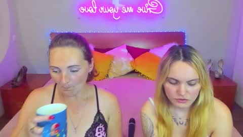 Snapshot of magiceyess chatting on 09-11-25, 06:30 Lili and Bella online show from 09-11-25, 06:30