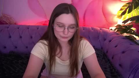 Snapshot of magicpeachhs chatting on 12-18-25, 03:07 Emily online show from 12-18-25, 03:07