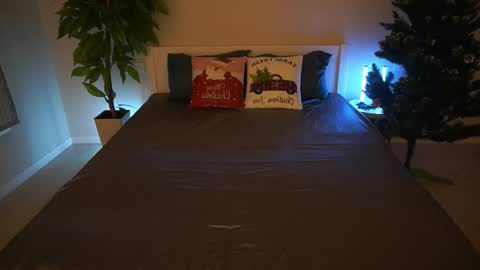 Snapshot of magicpeachhs chatting on 12-19-25, 06:53 Emily online show from 12-19-25, 06:53