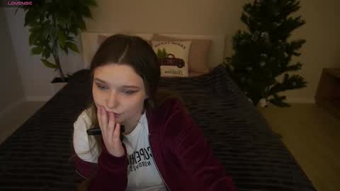 Snapshot of magicpeachhs chatting on 01-16-26, 01:37 Emily online show from 01-16-26, 01:37