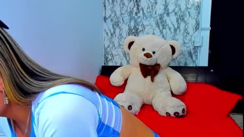 Snapshot of maia_bronce chatting on 09-21-25, 06:42 Maia Bronce online show from 09-21-25, 06:42