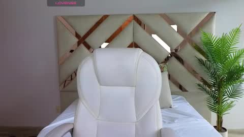 Maiaa Ruiz  online show from 01-28-25, 01:27