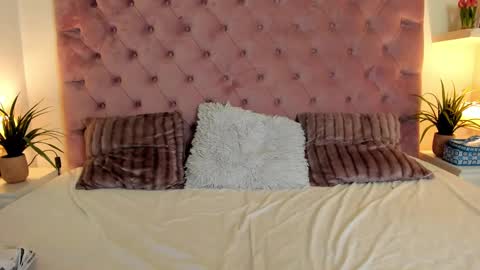 Snapshot of maiamini chatting on 02-23-25, 01:02 Maia online show from 02-23-25, 01:02