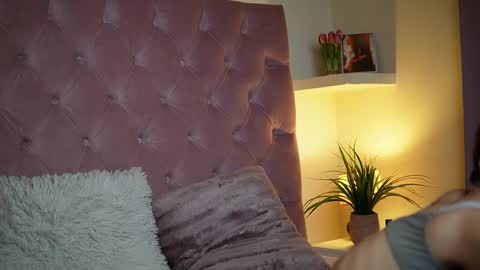 Snapshot of maiamini chatting on 09-13-25, 07:35 Maia online show from 09-13-25, 07:35