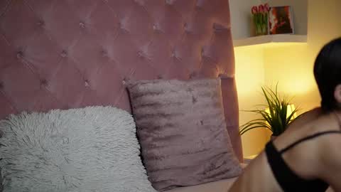 Snapshot of maiamini chatting on 09-26-25, 07:29 Maia online show from 09-26-25, 07:29