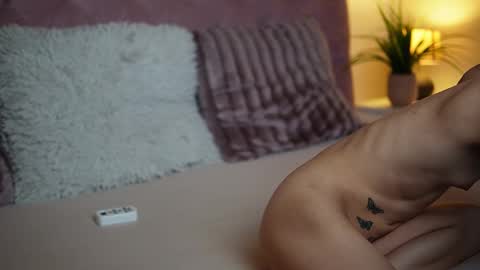 Snapshot of maiamini chatting on 10-16-25, 05:52 Maia online show from 10-16-25, 05:52