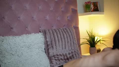 Snapshot of maiamini chatting on 10-21-25, 08:20 Maia online show from 10-21-25, 08:20