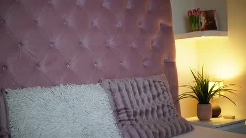 Snapshot of maiamini chatting on 11-11-25, 09:37 Maia online show from 11-11-25, 09:37