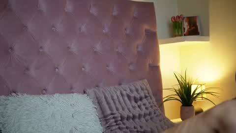 Snapshot of maiamini chatting on 11-12-25, 09:03 Maia online show from 11-12-25, 09:03