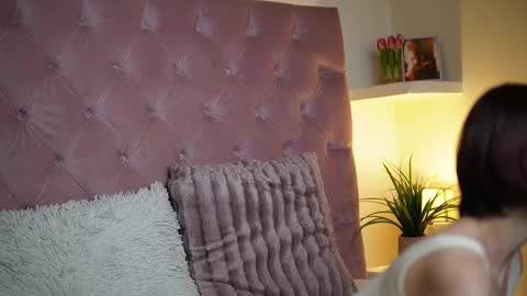 Snapshot of maiamini chatting on 11-21-25, 09:24 Maia online show from 11-21-25, 09:24