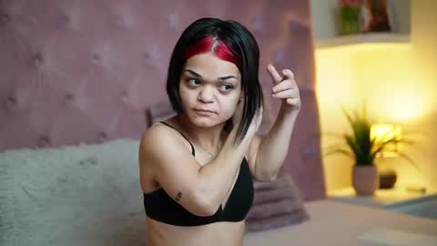 Snapshot of maiamini chatting on 12-15-25, 09:41 Maia online show from 12-15-25, 09:41