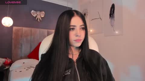 Snapshot of maiiitee_ chatting on 02-15-25, 12:33  Mait  online show from 02-15-25, 12:33