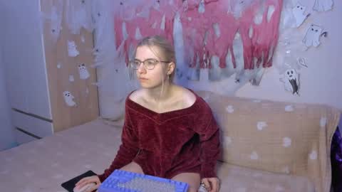 Snapshot of mailin_harrington chatting on 12-03-24, 02:25 Your kitty online show from 12-03-24, 02:25