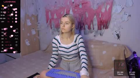 Snapshot of mailin_harrington chatting on 12-12-24, 02:59 Your kitty online show from 12-12-24, 02:59