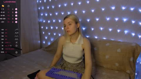 Snapshot of mailin_harrington chatting on 12-25-24, 03:28 Your kitty online show from 12-25-24, 03:28