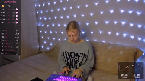 Snapshot of mailin_harrington chatting on 01-15-25, 03:50 Your kitty online show from 01-15-25, 03:50