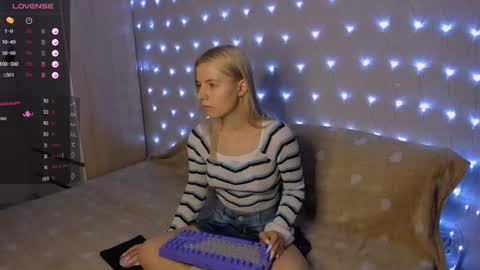 Snapshot of mailin_harrington chatting on 01-24-25, 03:45 Your kitty online show from 01-24-25, 03:45