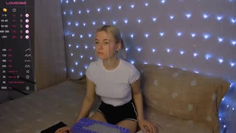 Snapshot of mailin_harrington chatting on 01-25-25, 03:30 Your kitty online show from 01-25-25, 03:30